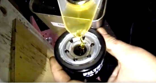 Podmazivanje gumene brtve filtra za ulje